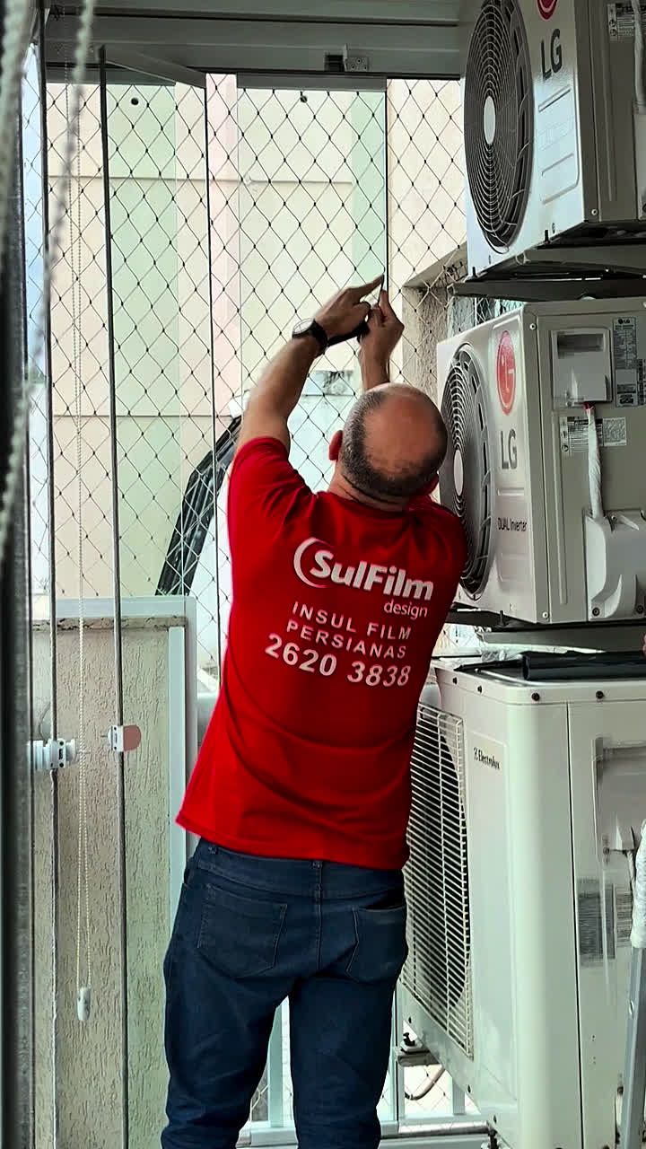 Instalador da Sulfilm aplicando película